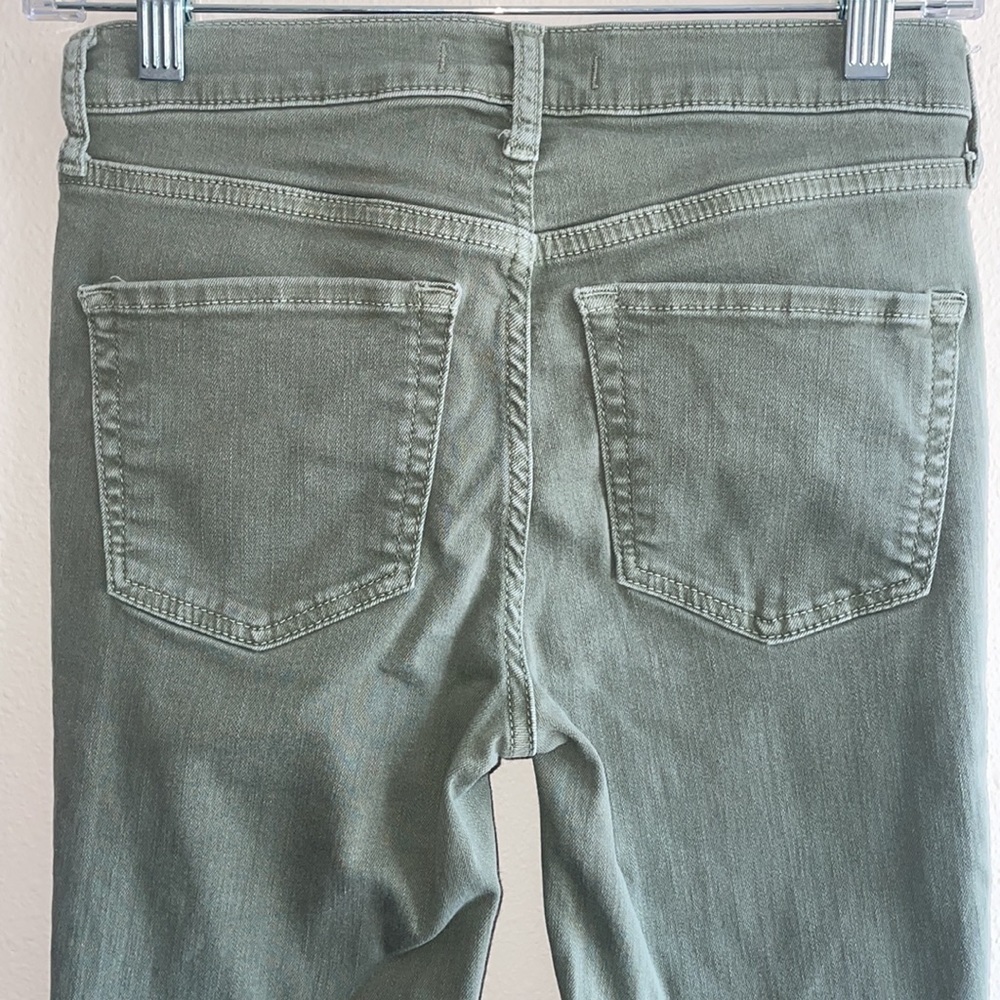 002: FREE PEOPLE green cropped skinny jeans with ripped knees Women’s size 26 - Picture 6 of 8